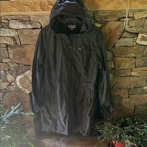 Women’s Black Hooded Rain Jacket Size M;Zipper Front;Two Inside/Outside Pockets